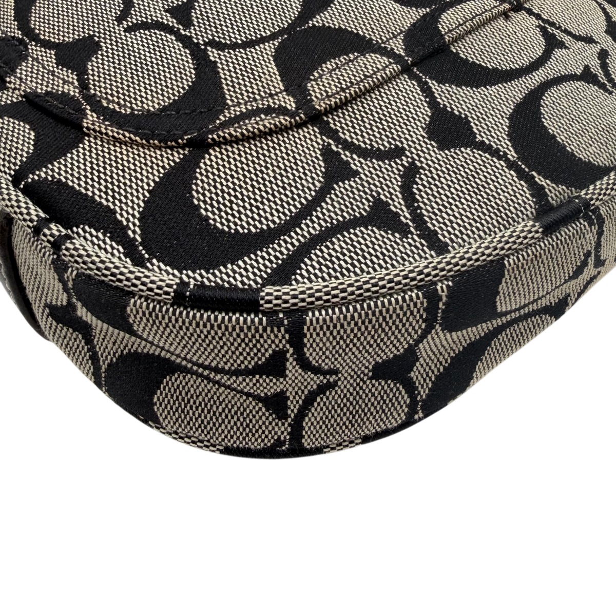 Coach Schultertasche Signature grau & schwarz – Ecken im Detail