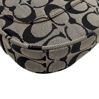 Coach Schultertasche Signature grau & schwarz – Ecken im Detail