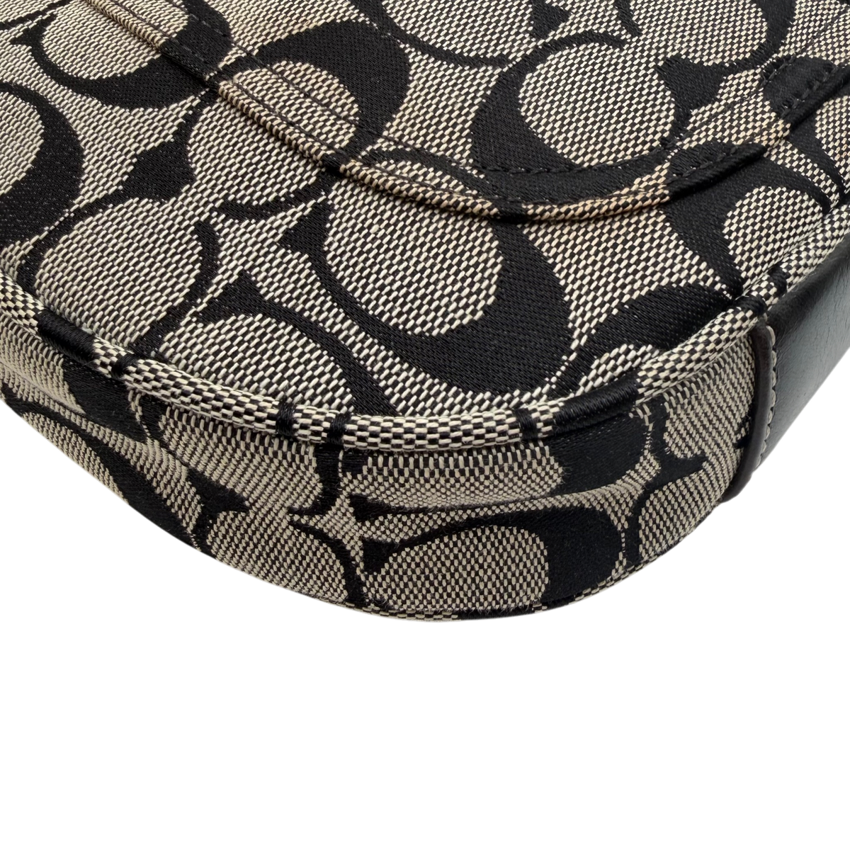 Coach Schultertasche Signature grau & schwarz – Ecken im Detail