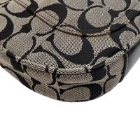 Coach Schultertasche Signature grau & schwarz – Ecken im Detail