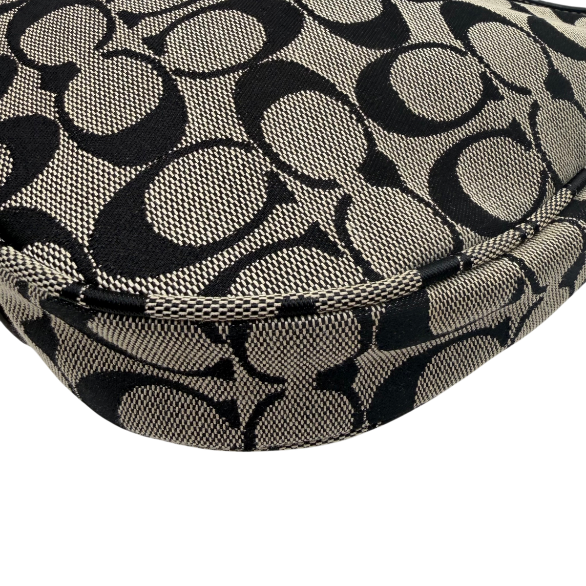 Coach Schultertasche Signature grau & schwarz – Ecken im Detail