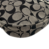 Coach Schultertasche Signature grau & schwarz – Ecken im Detail