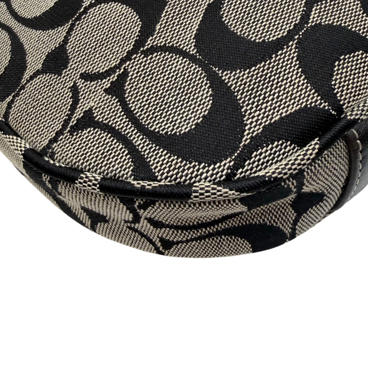 Coach Schultertasche Signature grau & schwarz – Ecken im Detail