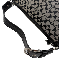 Coach Schultertasche Signature grau – Schulterriemen im Detail