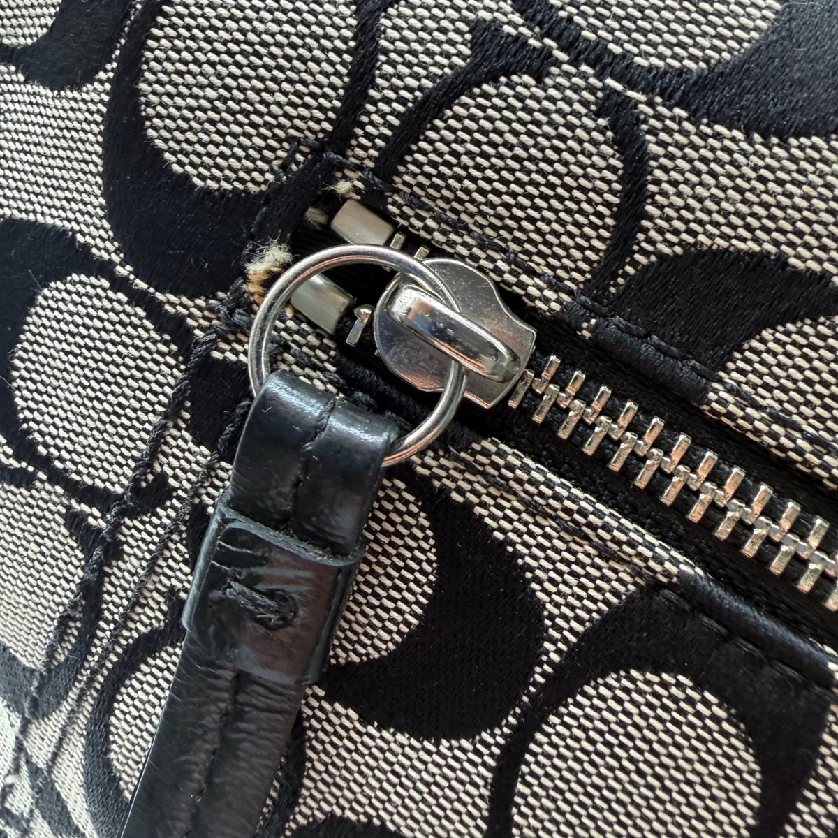 Coach Schultertasche Signature grau – Beschläge im Detail