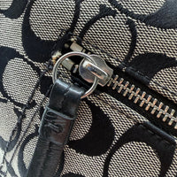 Coach Schultertasche Signature grau – Beschläge im Detail