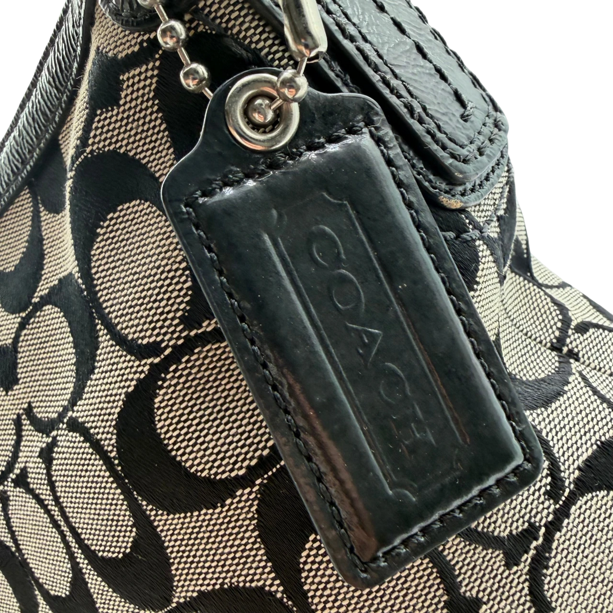 Coach Schultertasche Signature grau – Prägung im Detail