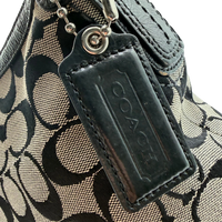 Coach Schultertasche Signature grau – Prägung im Detail