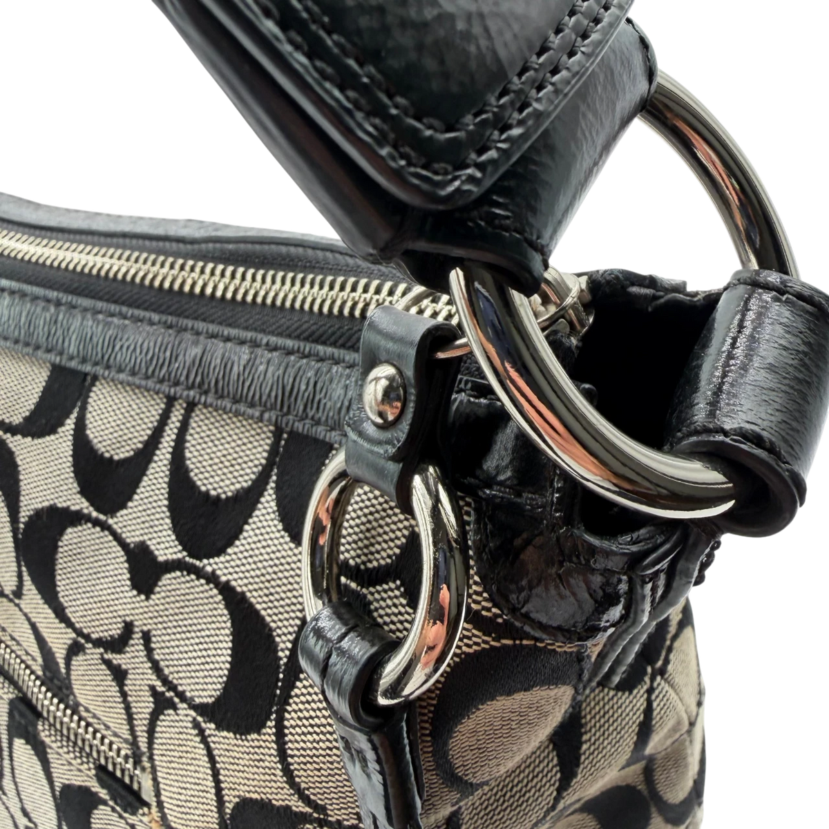 Coach Schultertasche Signature grau – Beschläge im Detail