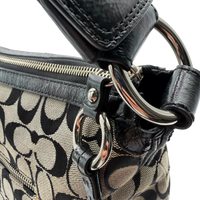 Coach Schultertasche Signature grau – Beschläge im Detail