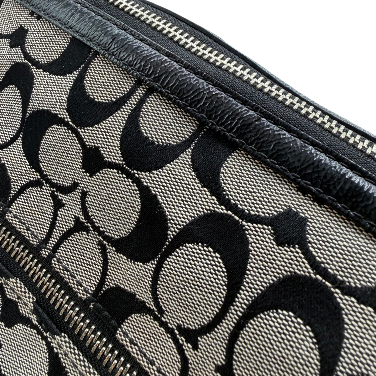Coach Schultertasche Signature grau – Beschläge im Detail
