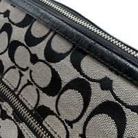 Coach Schultertasche Signature grau – Beschläge im Detail