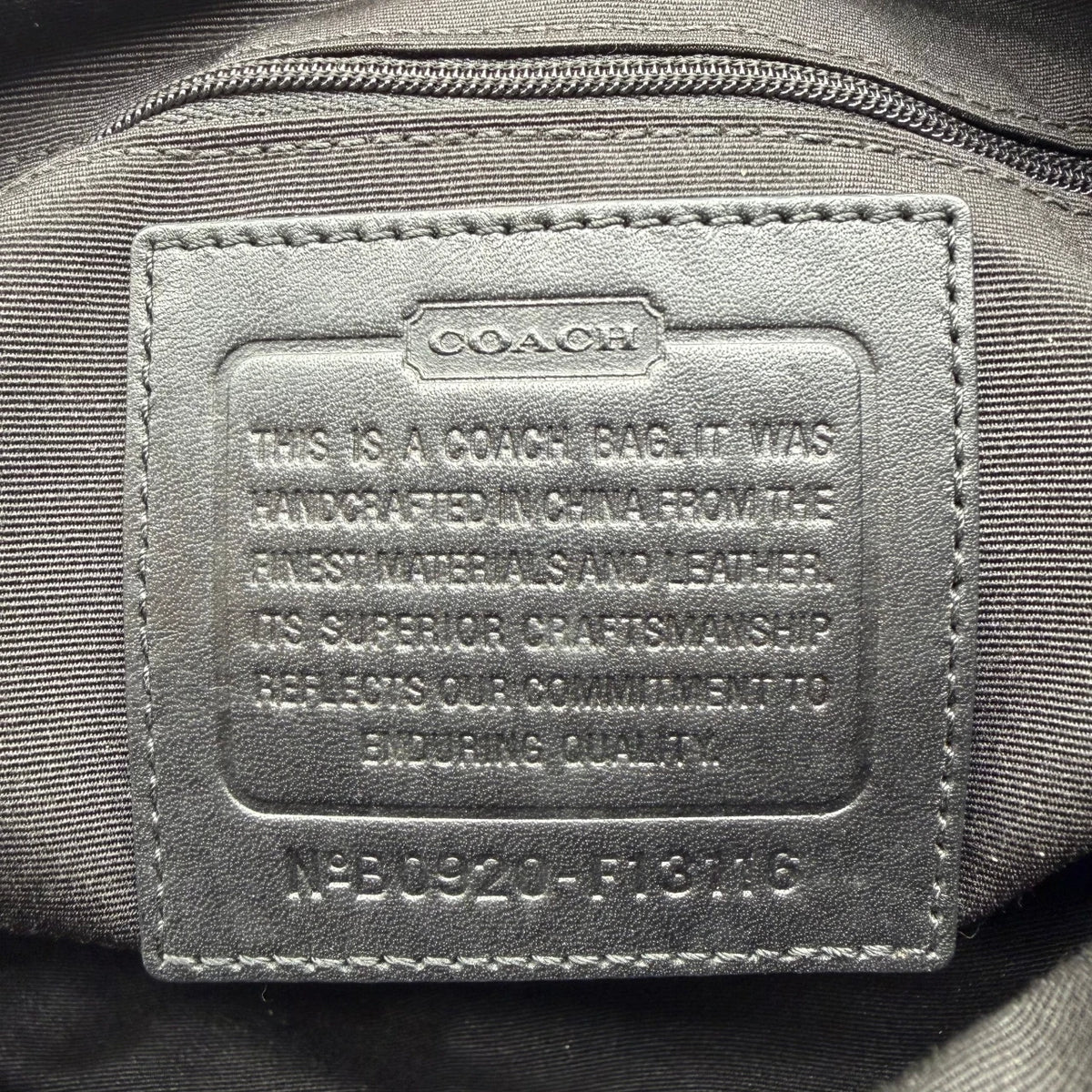 Coach Schultertasche Signature grau – Seriennummer im Detail