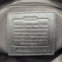 Coach Schultertasche Signature grau – Seriennummer im Detail
