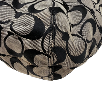 Coach Schultertasche Signature grau – Ecken im Detail