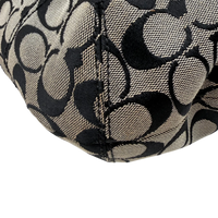 Coach Schultertasche Signature grau – Ecken im Detail