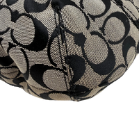 Coach Schultertasche Signature grau – Ecken im Detail