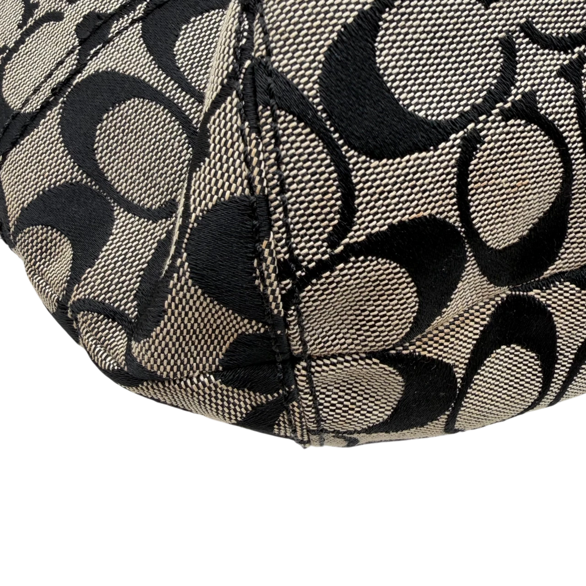 Coach Schultertasche Signature grau – Ecken im Detail