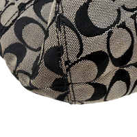 Coach Schultertasche Signature grau – Ecken im Detail