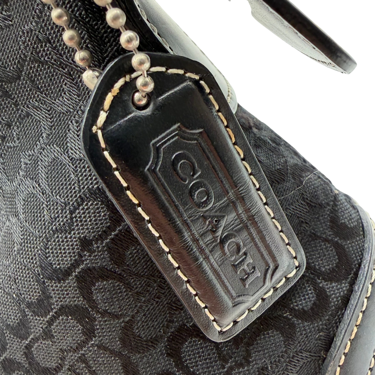 Coach Schultertasche Soho Mini Signature schwarz – Prägung im Detail