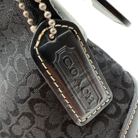 Coach Schultertasche Soho Mini Signature schwarz – Prägung im Detail