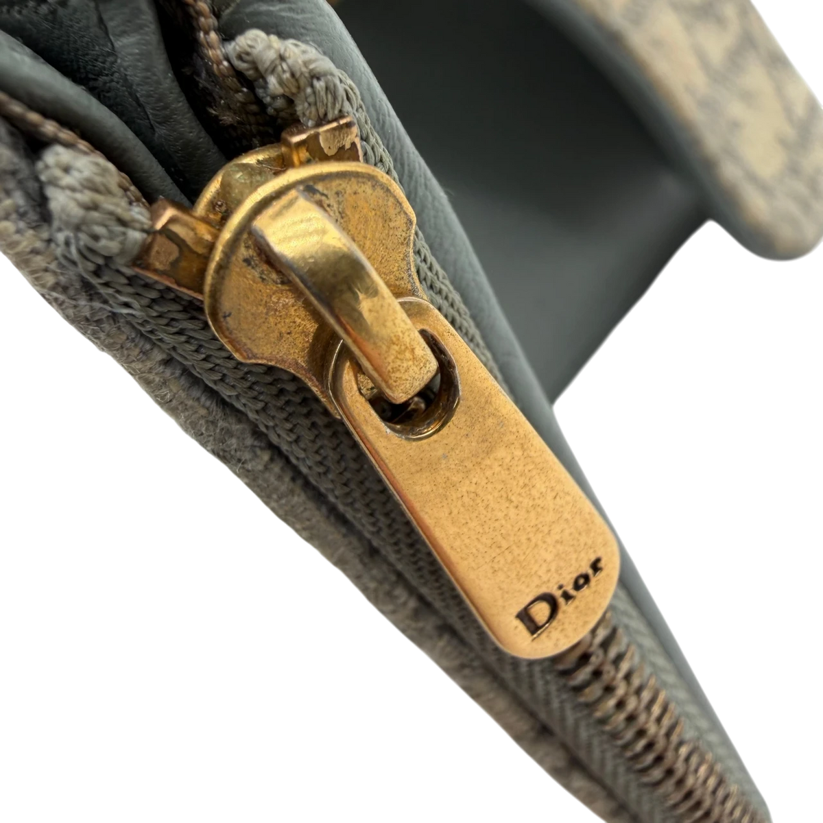 Dior Geldbeutel Saddle Oblique grau – Prägung im Detail