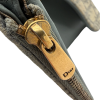 Dior Geldbeutel Saddle Oblique grau – Prägung im Detail