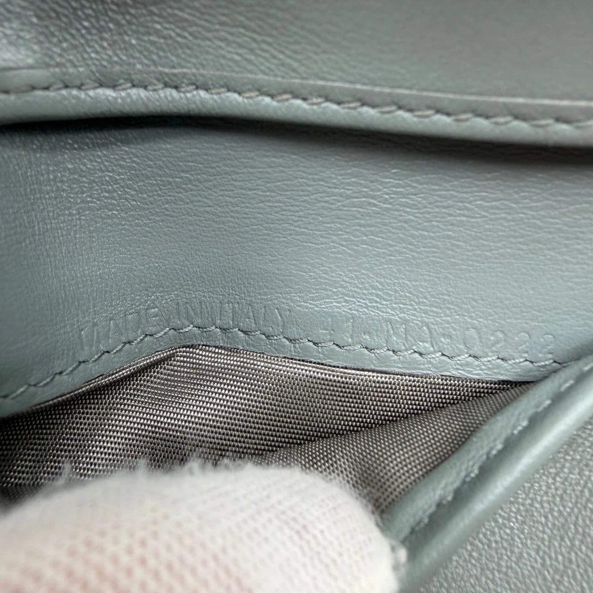 Dior Geldbeutel Saddle Oblique grau – Seriennummer im Detail