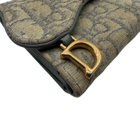 Dior Geldbeutel Saddle Oblique grau – Logo im Detail