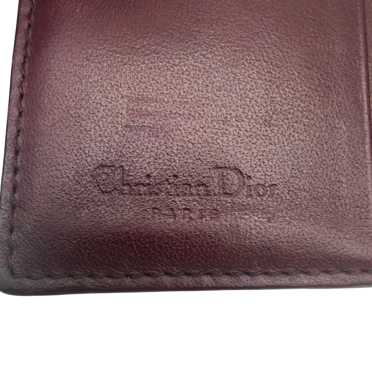Dior Geldbeutel Oblique Saddle weinrot – Prägung im Detail