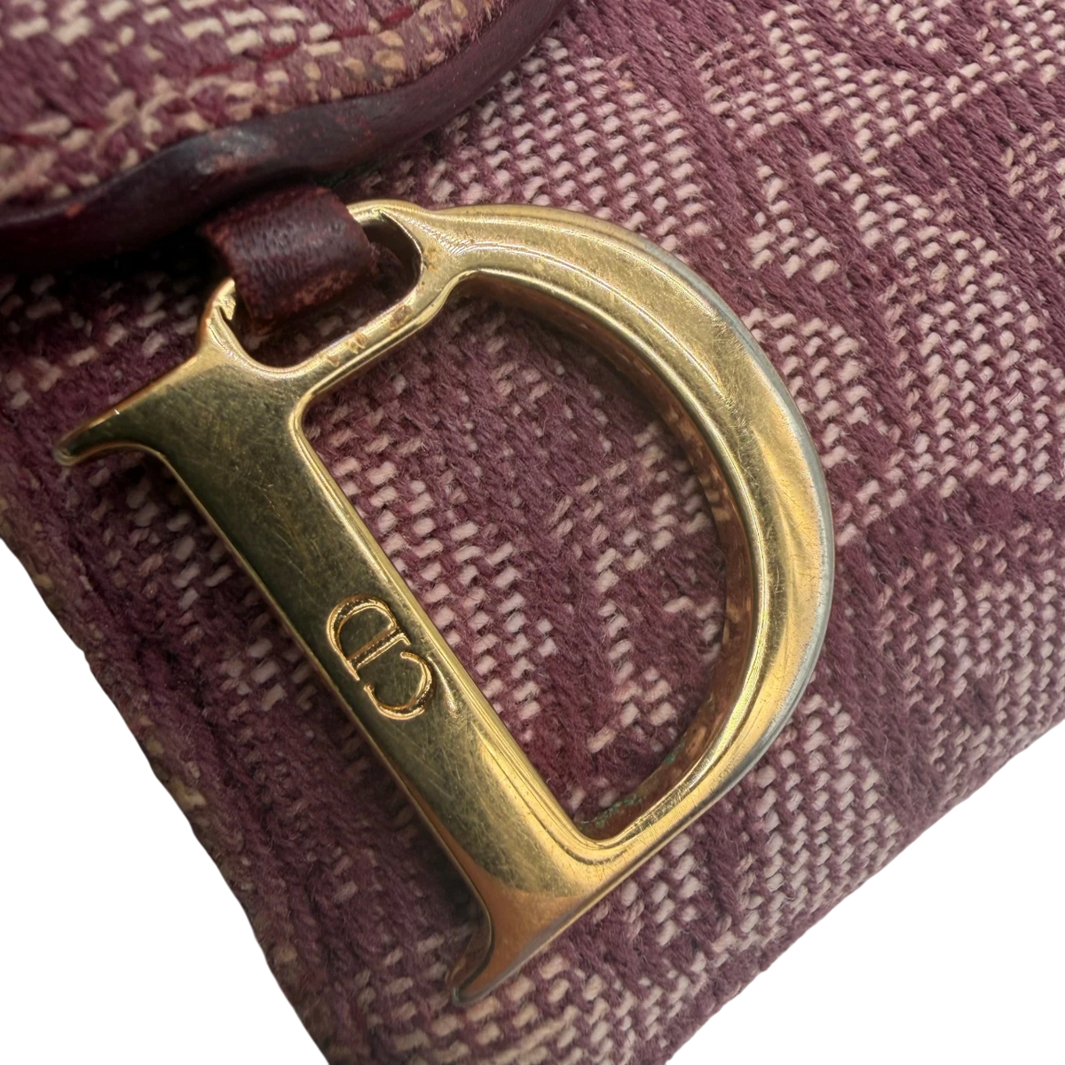 Dior Geldbeutel Oblique Saddle weinrot – Logo im Detail