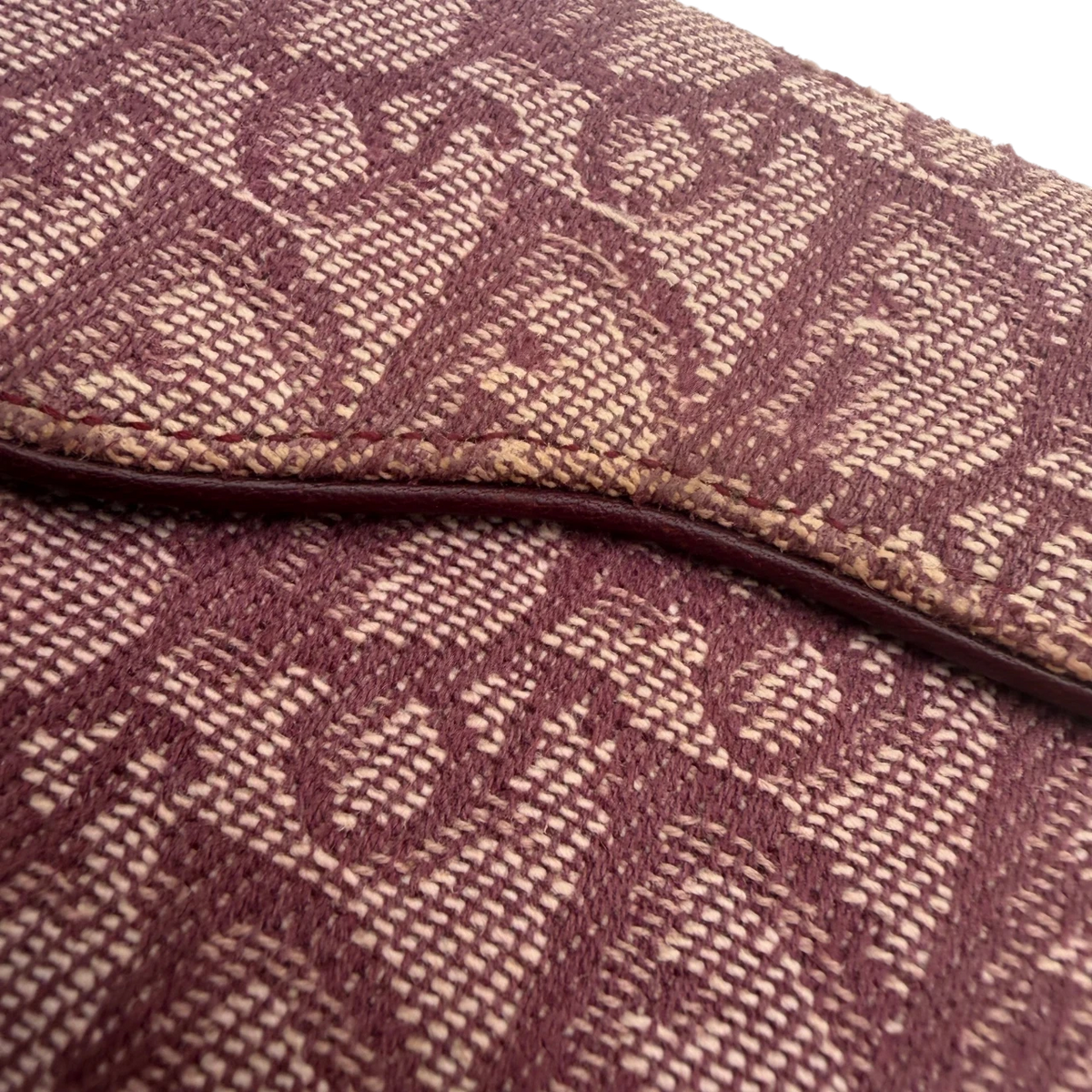 Dior Geldbeutel Oblique Saddle weinrot – Detailansicht