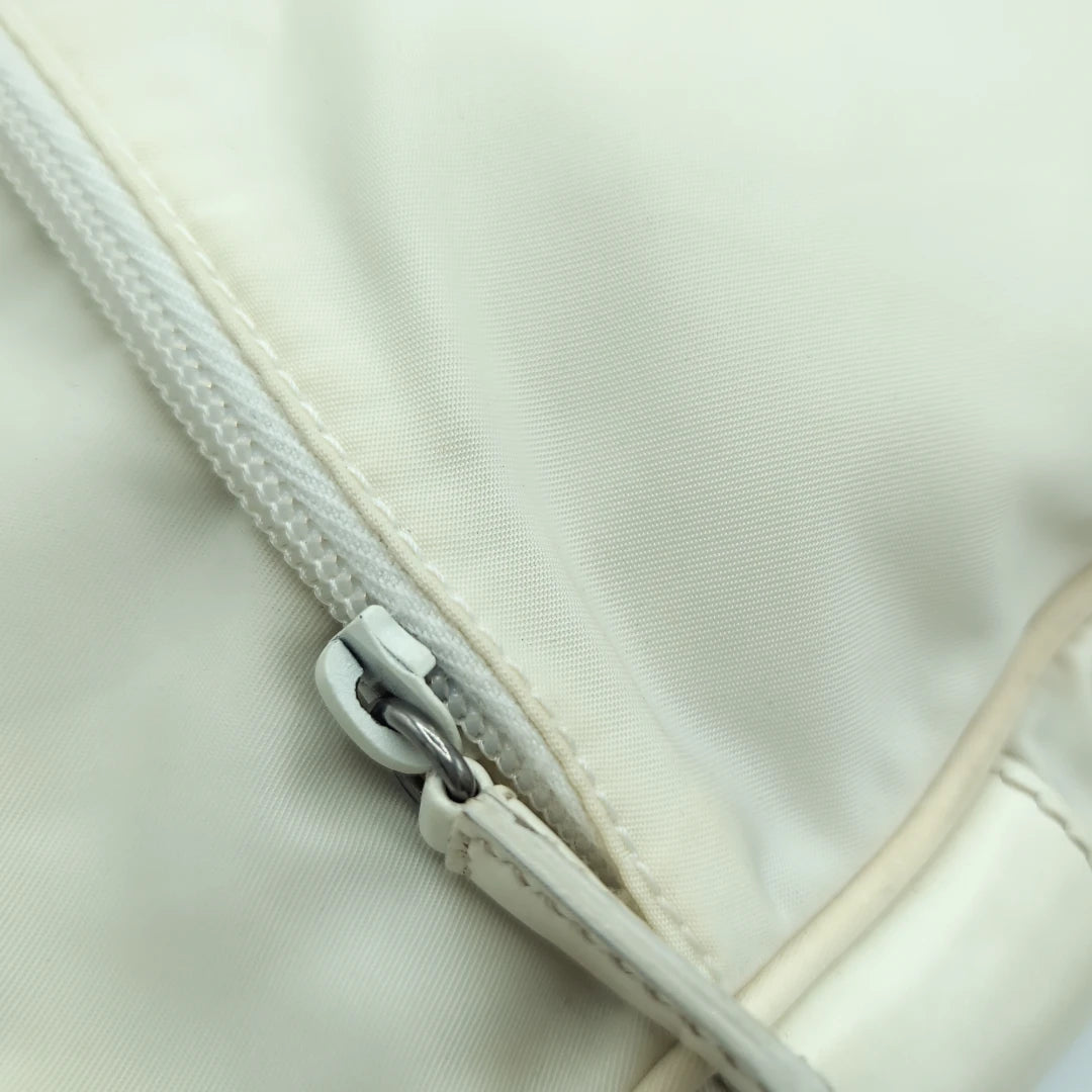 Prada Umhängetasche rechteckig klein aus Nylon weiß