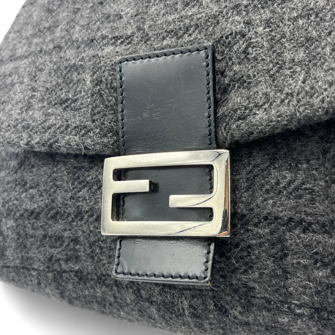 Fendi Handtasche Mamma Baguette aus Kaschmir monogram grau