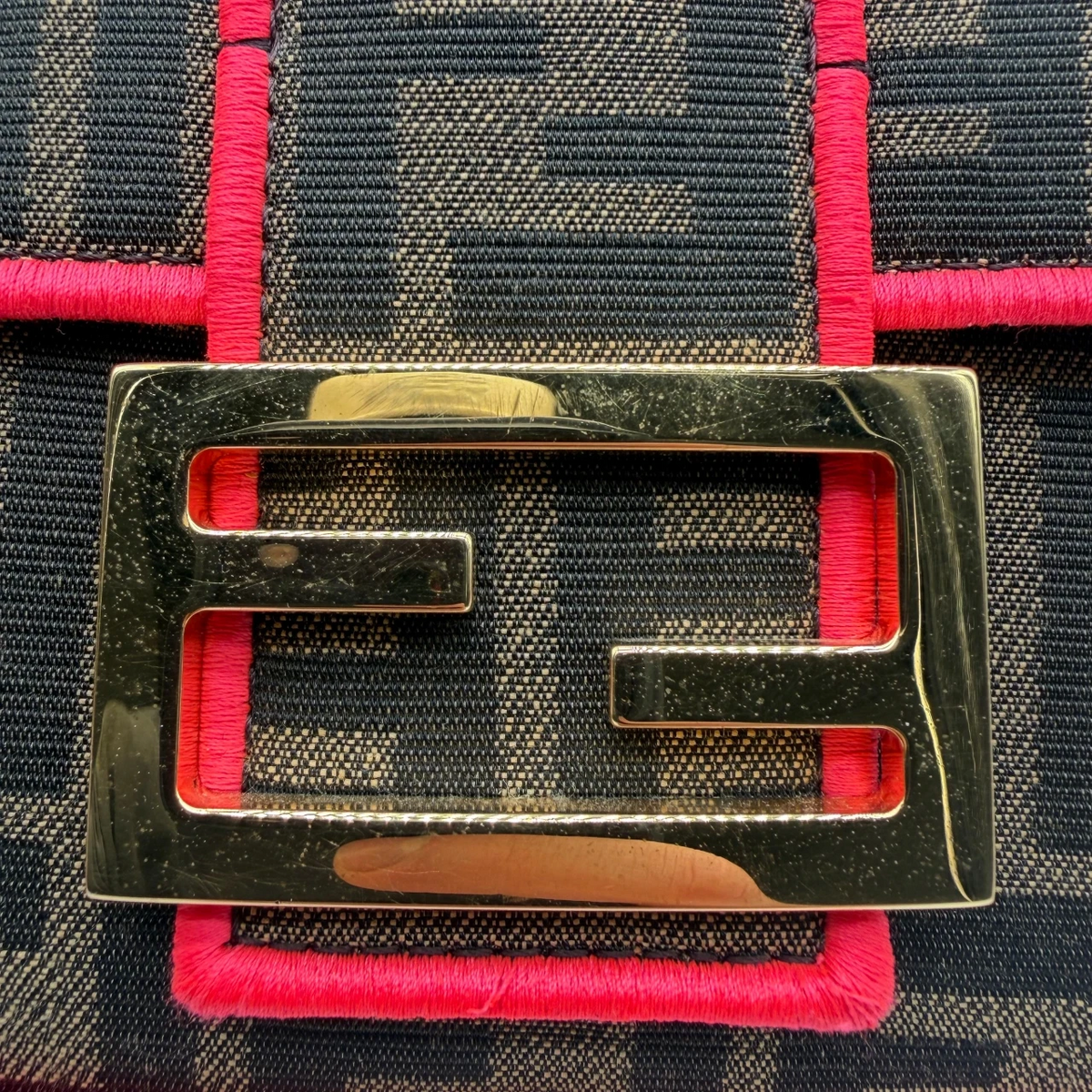Fendi Schultertasche Baguette NM Medium im Zucca Muster braun – Logo im Detail