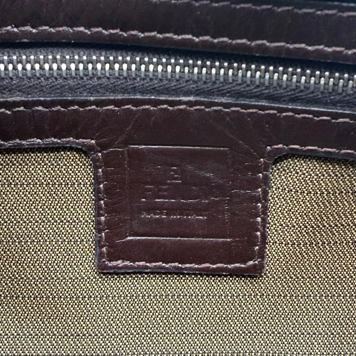 Fendi Schultertasche Baguette im Zucca Muster braun – Prägung im Detail