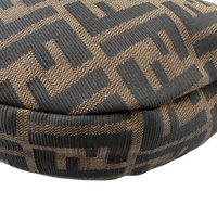 Fendi Schultertasche Croissant im Zucca Muster braun – Ecken im Detail