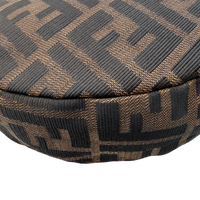 Fendi Schultertasche Croissant im Zucca Muster braun – Ecken im Detail