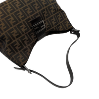 Fendi Schultertasche Hobo Zucca braun – Schulterriemen im Detail