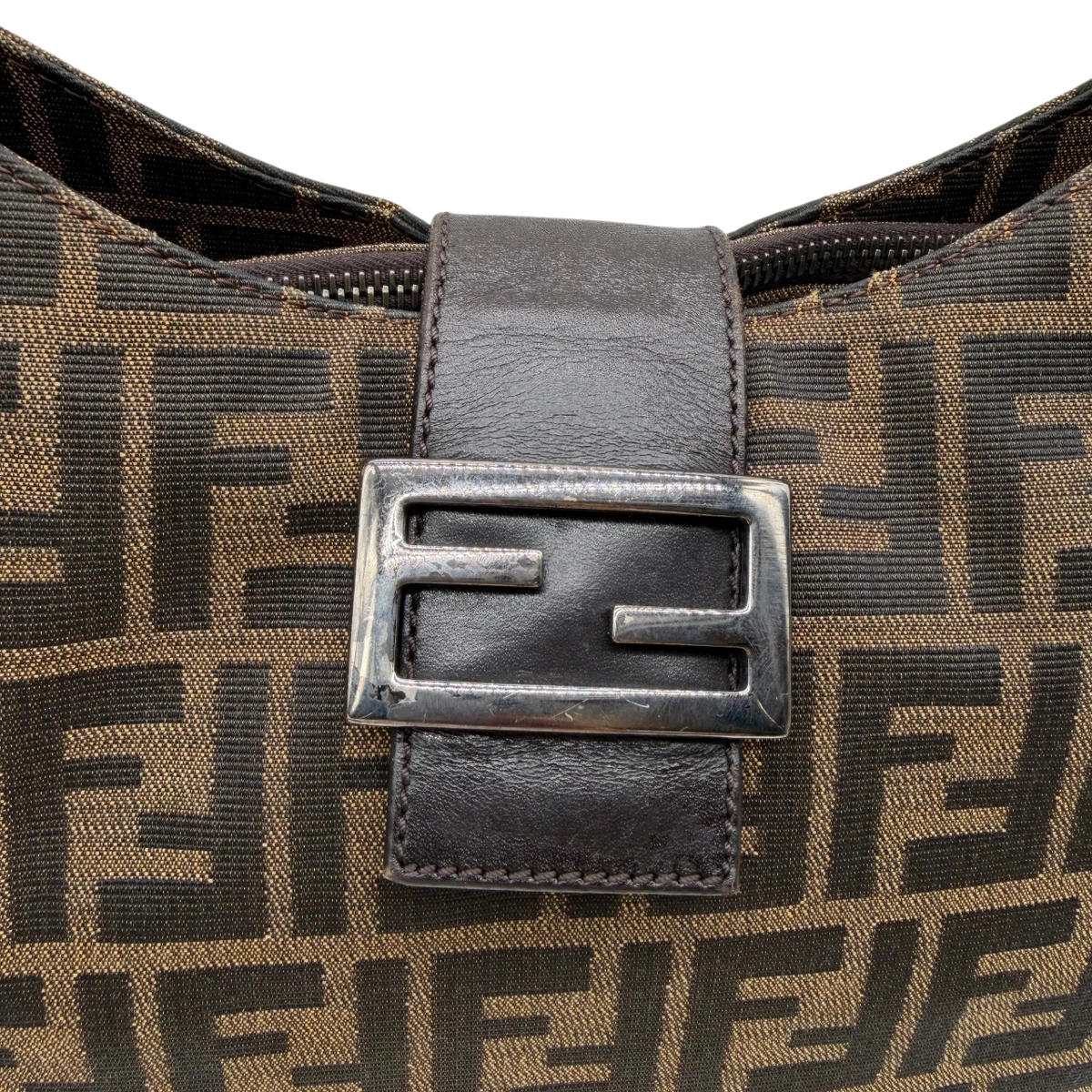 Fendi Schultertasche Hobo Zucca braun – Beschläge im Detail