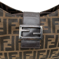 Fendi Schultertasche Hobo Zucca braun – Beschläge im Detail