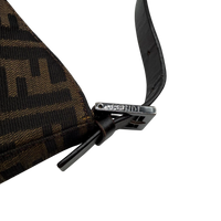 Fendi Schultertasche Hobo Zucca braun – Prägung im Detail
