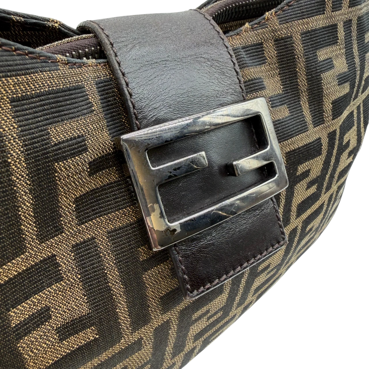 Fendi Schultertasche Hobo Zucca braun – Beschläge im Detail