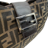 Fendi Schultertasche Hobo Zucca braun – Beschläge im Detail