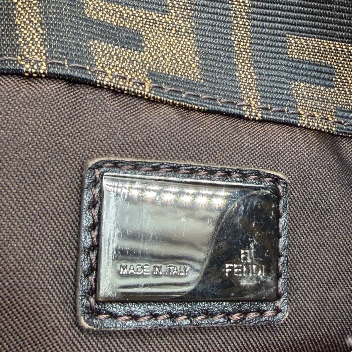 Fendi Schultertasche Hobo Zucca braun – Prägung im Detail