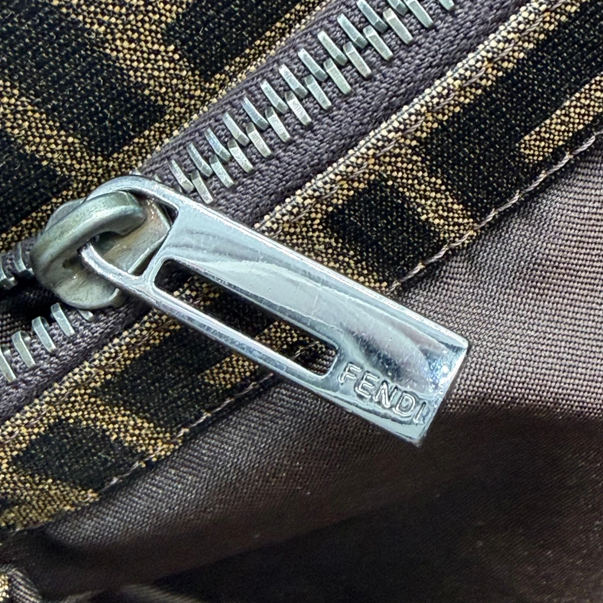 Fendi Schultertasche Hobo Zucca braun – Prägung im Detail