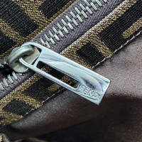 Fendi Schultertasche Hobo Zucca braun – Prägung im Detail