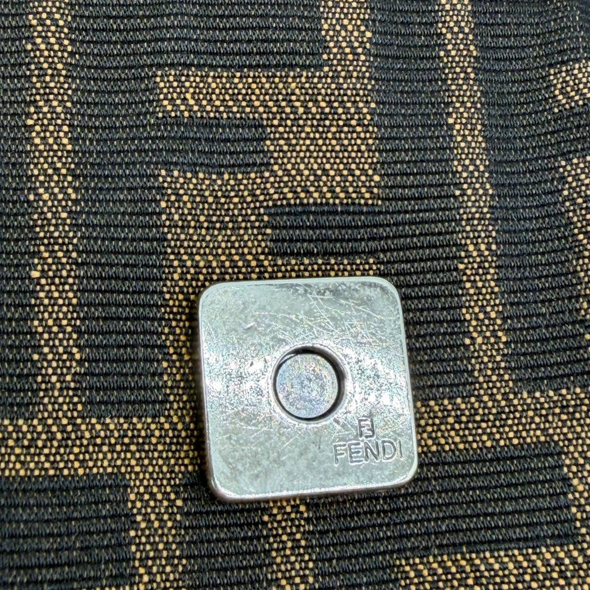 Fendi Schultertasche Hobo Zucca braun – Prägung im Detail
