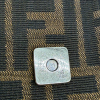Fendi Schultertasche Hobo Zucca braun – Prägung im Detail