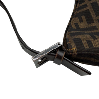 Fendi Schultertasche Hobo Zucca braun – Schulterriemen im Detail